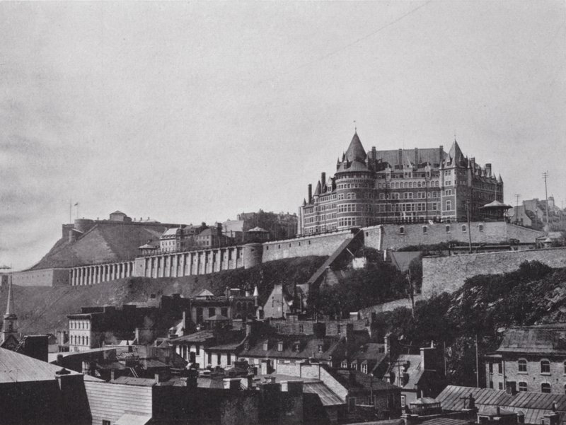 Chateau and Citadel fra Lower Town, Quebec (s/hvitt bilde) av Photographer Canadian