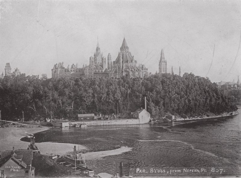 Parlamentsbygningene, Ottawa, fra Nepean Point (s/hvitt bilde) av Photographer Canadian