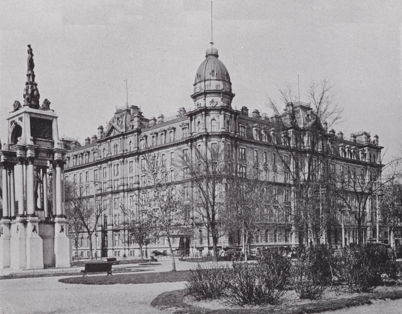 Windsor Hotel og Sir John A Macdonald Monument, Montreal (s/hv-bilde) av Photographer Canadian