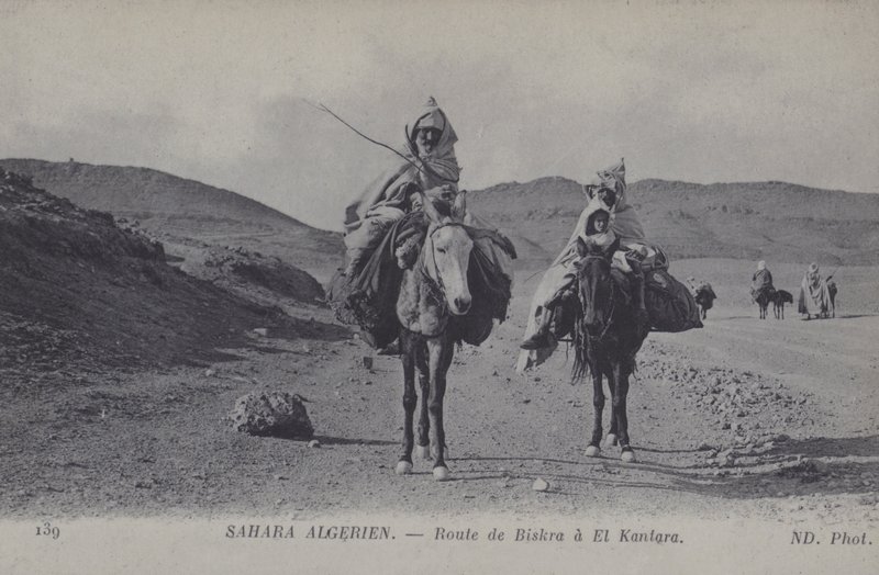 Reisende i den algeriske Sahara på veien fra Biskra til El Kantara (s/hv-bilde) av Photographer French