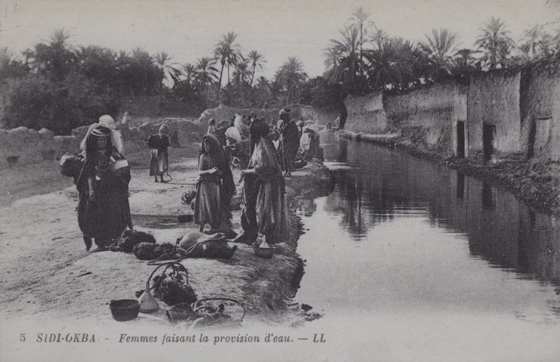 Kvinner samler vann i Sidi-Okba, Algerie (s/hvitt-bilde) av Photographer French