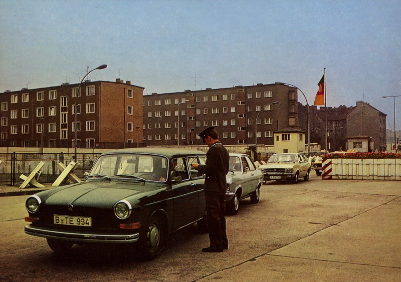 I henhold til ordningen mellom den tyske demokratiske republikkens regjering og senatet i Vest-Berlin besøkende .... (fargebilde) av Photographer German