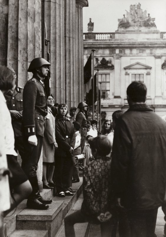 Ved minnesmerket for ofrene for fascisme og militarisme hedrer soldater fra National People