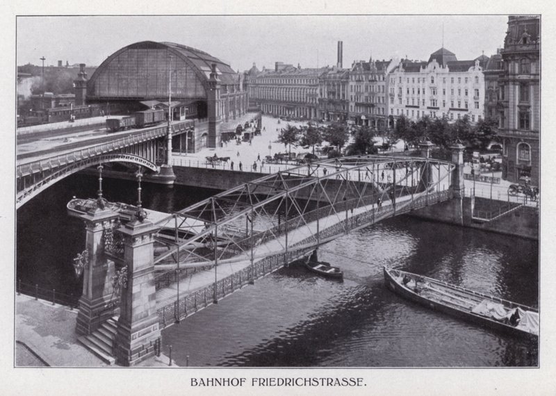 Berlin: Bahnhof Friedrichstrasse (s/hvitt bilde) av Photographer German