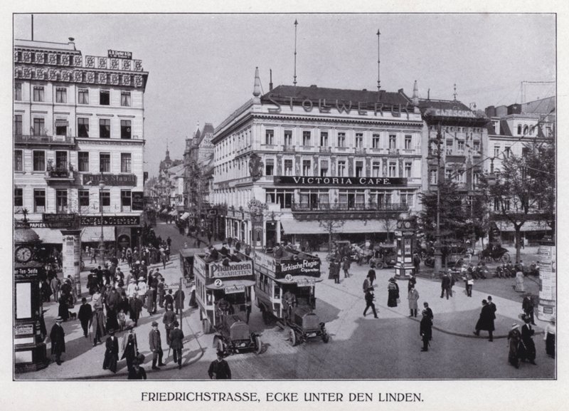 Berlin: Friedrichstrasse, hjørnet Unter den Linden (s/hvit foto) av Photographer German