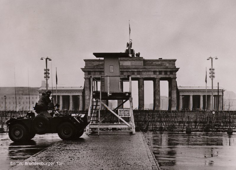 Britisk panserbil på grensen mellom Øst- og Vest-Berlin ved Brandenburger Tor (s/hv-bilde) av Photographer German
