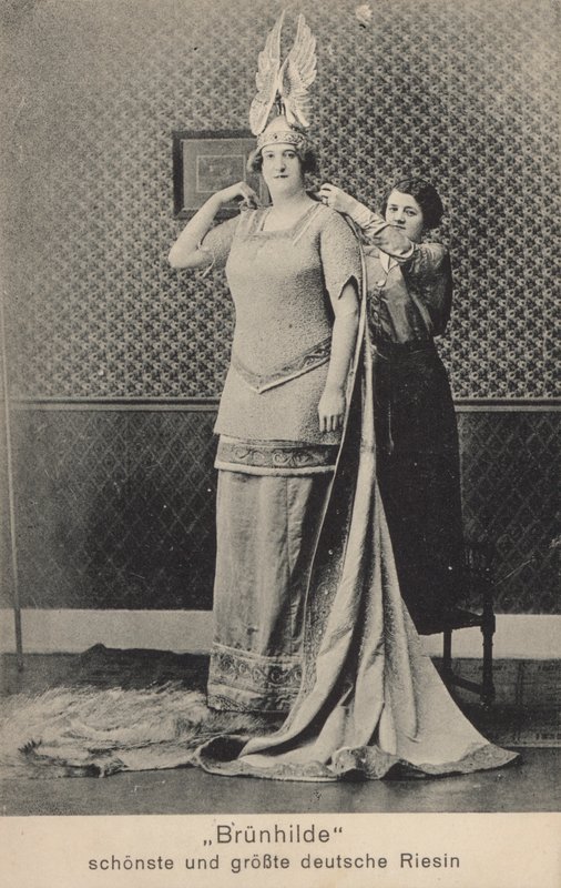 Brunhilde, den vakreste og høyeste tyske kjempekvinnen (s/hvitt bilde) av Photographer German