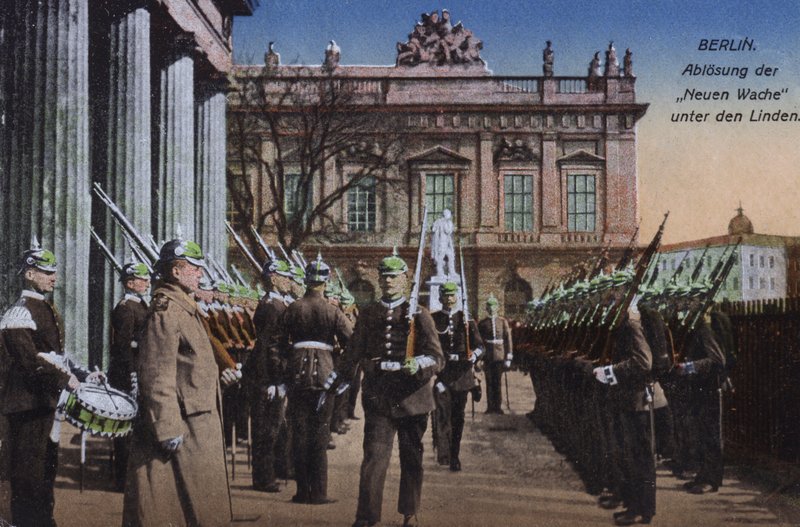 Vaktskifte ved Neue Wache, Unter den Linden, Berlin, Tyskland (farget bilde) av Photographer German