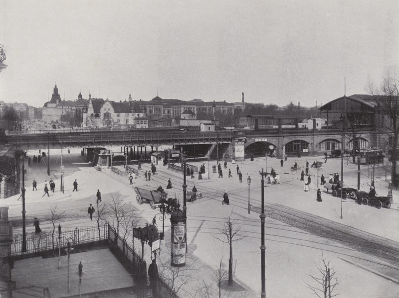 Charlottenburg, Hardenbergstrasse, Bahnhof Zoologischer Garten (s/hv-bilde) av Photographer German