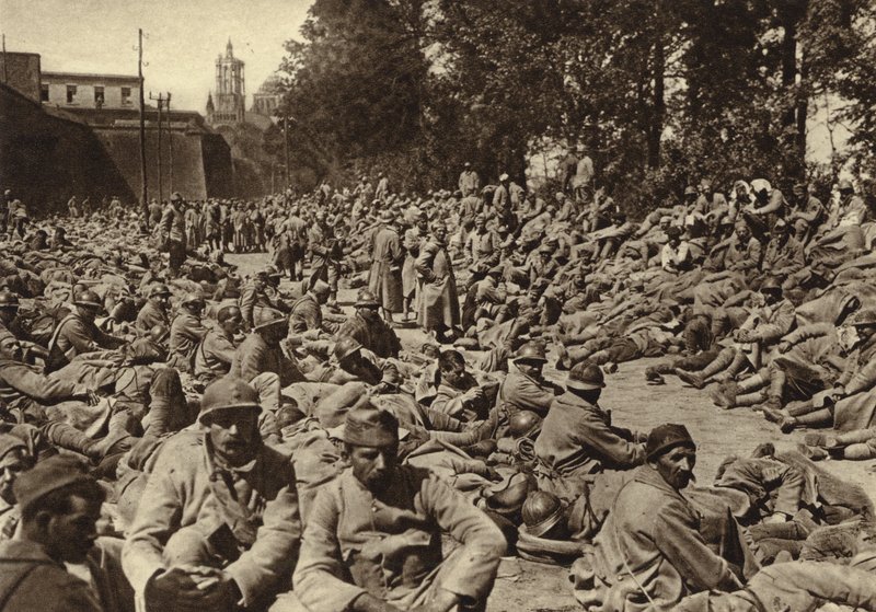Innsamlingspunkt i citadellet i Laon, Frankrike, for franske fanger tatt til fange i den tyske våroffensiven, første verdenskrig av Photographer German