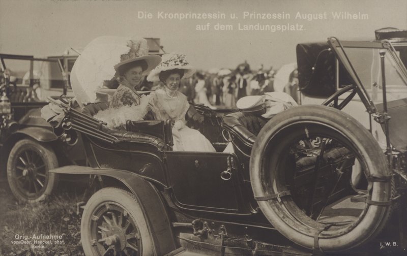 Kronprinsesse Cecilie og prinsesse August Wilhelm av Tyskland på en Zeppelin-landingsplass (s/hv-bilde) av Photographer German