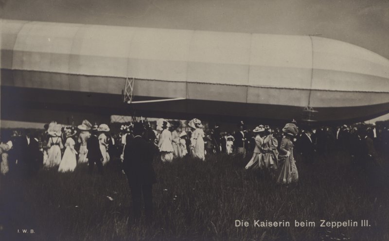Keiserinne Victoria Augusta av Tyskland med Zeppelin LZ III (s/hv-bilde) av Photographer German