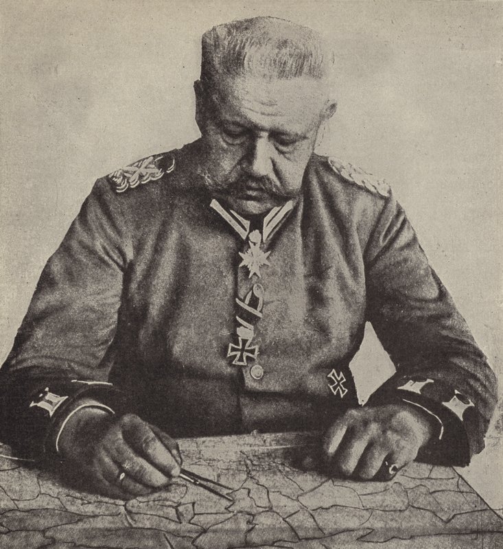 Feltmarskalk von Hindenburg studerer et kart (s/hvitt-bilde) av Photographer German