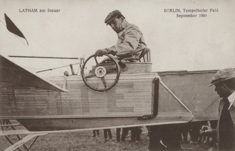 Den franske flygeren Hubert Latham ved kontrollene til flyet hans, Tempelhof flyplass, Berlin, september 1909 (s/hv-bilde) av Photographer German