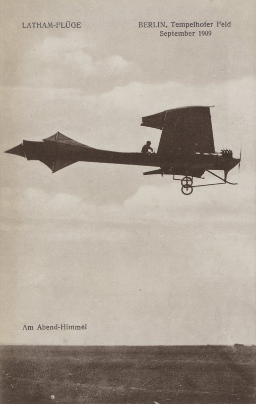 Den franske flygeren Hubert Latham flyr over Tempelhof flyplass, Berlin, september 1909 (s/hv-bilde) av Photographer German