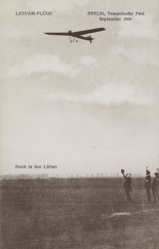 Den franske flygeren Hubert Latham flyr over Tempelhof flyplass, Berlin, september 1909 (s/hvitt bilde) av Photographer German