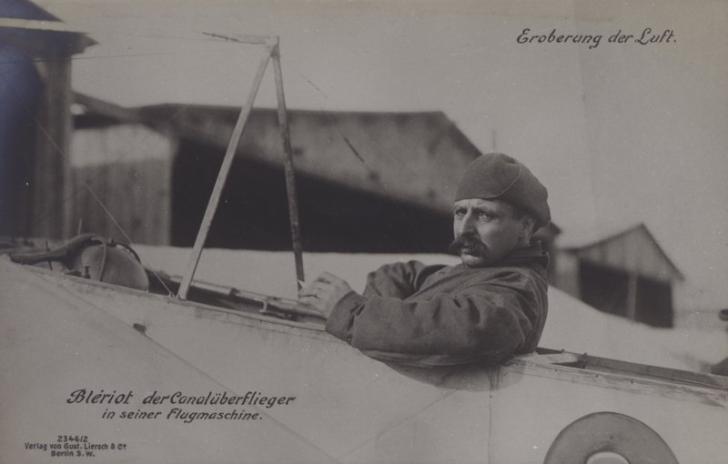 Den franske flygeren Louis Bleriot, den første som flyr over Den engelske kanal, i sitt monoplan (s/hv-bilde) av Photographer German
