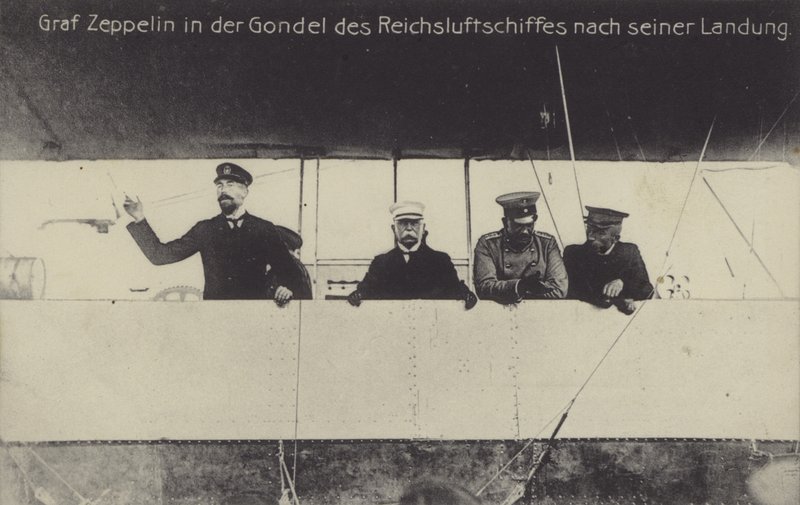 Den tyske luftskipskonstruktøren Graf Ferdinand von Zeppelin i gondolen til et av luftskipene hans etter landing (s/hv-bilde) av Photographer German