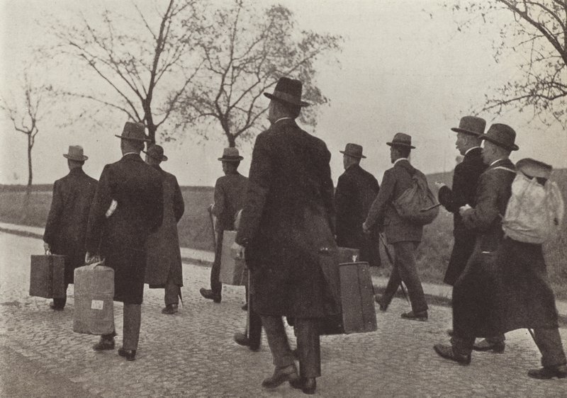 Tyske jernbanearbeidere utvist fra Ruhr for å ha deltatt i kampanjen for sivil ulydighet under den franske okkupasjonen, august 1923 (s/hv-bilde) av Photographer German