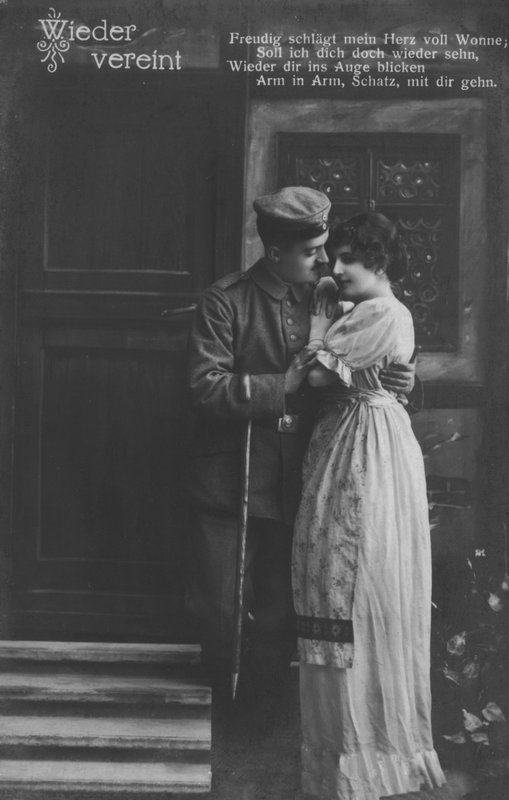 Tysk soldat gjenforent med kjæresten sin (s/hv-bilde) av Photographer German