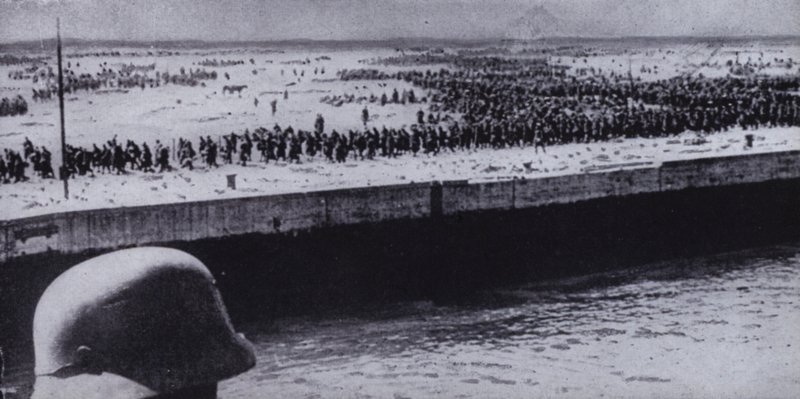 Tysk soldat som kartlegger allierte fanger på stranden ved Dunkirk, Frankrike, andre verdenskrig, juni 1940 (s/hv-bilde) av Photographer German