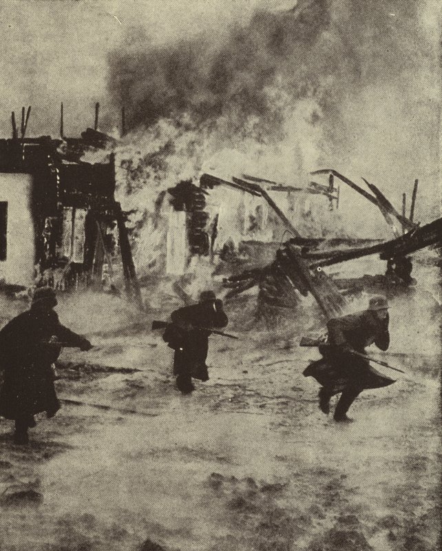 Tyske soldater rykker frem gjennom de brennende ruinene av Rotterdam etter bombingen av Luftwaffe, andre verdenskrig, mai 1940 (s/hv-bilde) av Photographer German