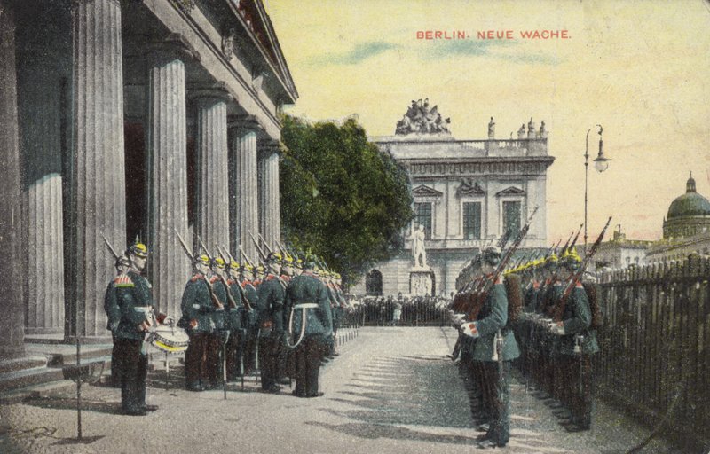 Tyske soldater på parade utenfor Neue Wache, Berlin (farget bilde) av Photographer German