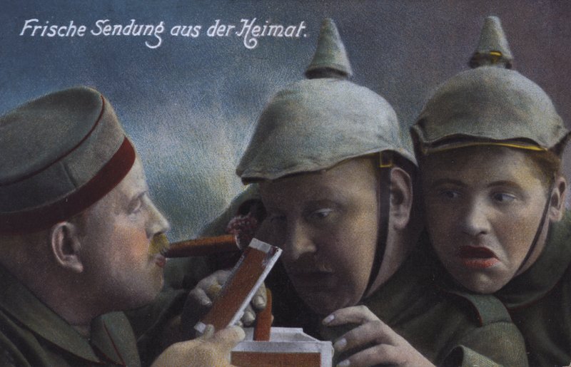 Tyske soldater mottar en pakke sigarer hjemmefra (farget bilde) av Photographer German
