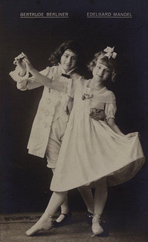 Gertrude Berliner og Edelgard Mandel, tyske skuespillerinner (s/hv-bilde) av Photographer German