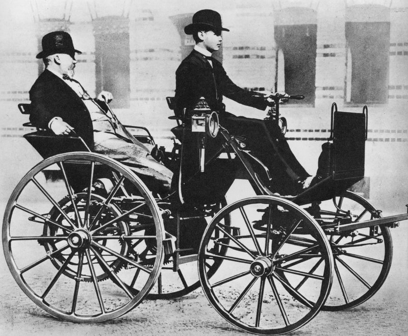 Gottlieb Daimler, med sønnen som kjørte, i den første motorbilen av Photographer German