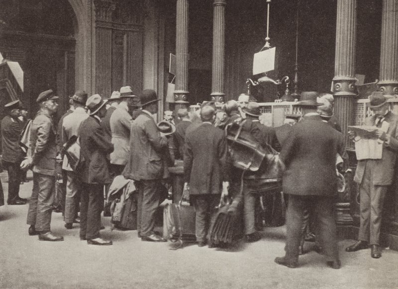 Hyperinflasjon i Weimar Tyskland: medlemmer av offentligheten som står i kø utenfor Reichsbank i Berlin med kofferter for å bære pengene sine, juli 1923 (s/hv-bilde) av Photographer German