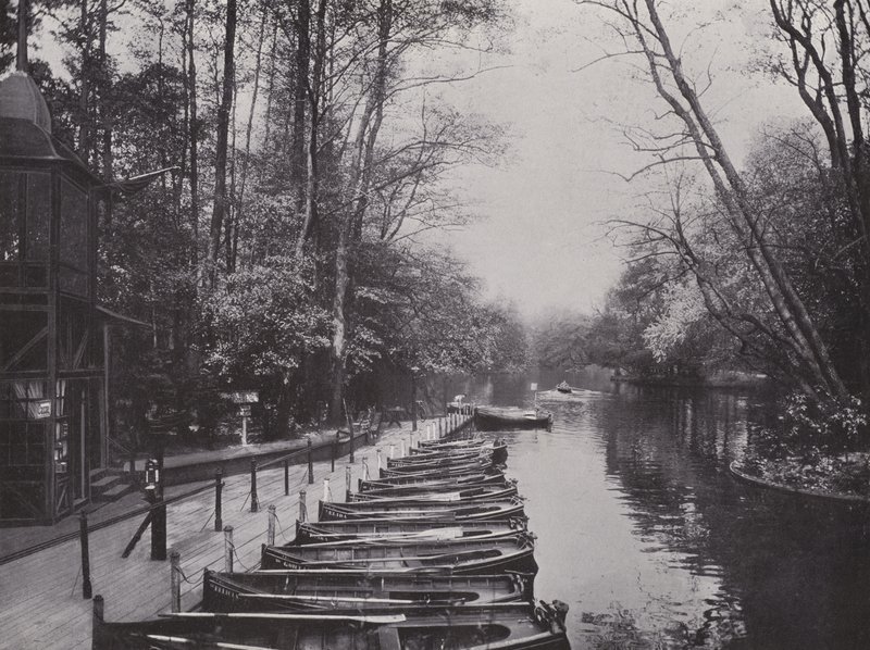 I Tiergarten, båtstasjon ved Neuen See (s/hv-bilde) av Photographer German