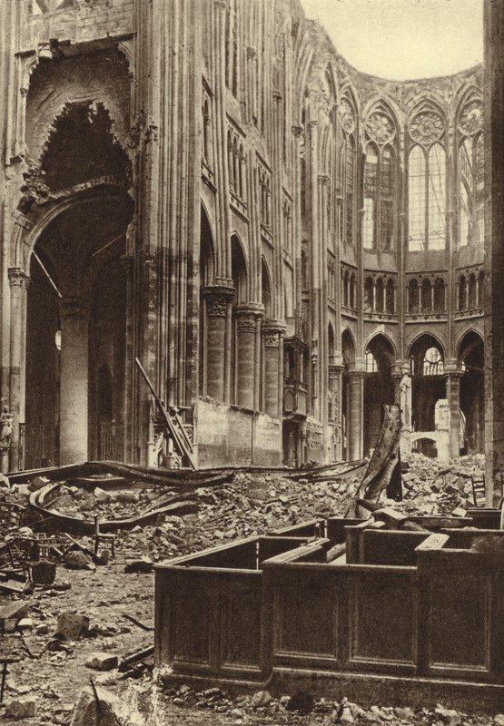 Interiøret i basilikaen Saint Quentin, Frankrike, ødelagt av alliert bombardement, første verdenskrig av Photographer German