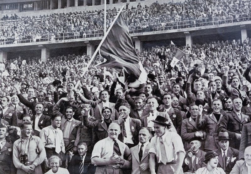 Italienske fans som støtter utøverne sine på stadion under de olympiske leker, Berlin, Tyskland av Photographer German