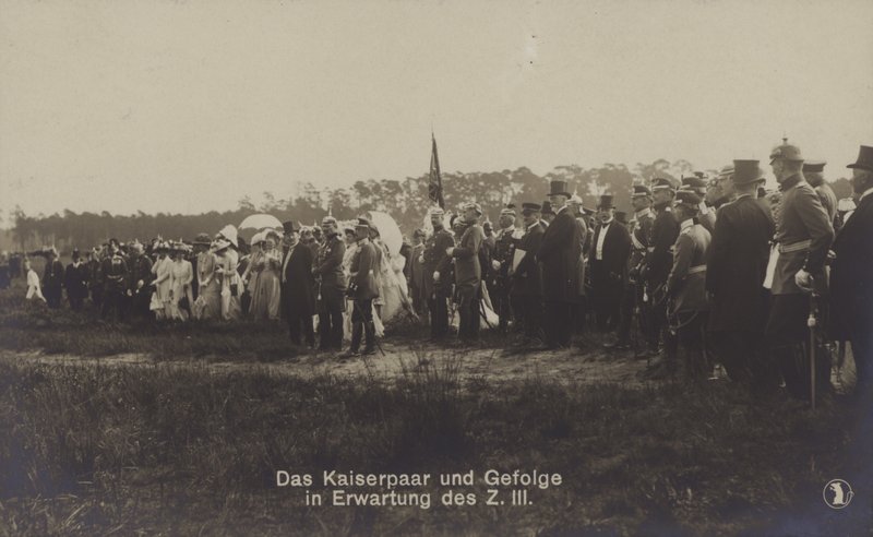 Kaiser Wilhelm II og keiserinne Victoria Augusta av Tyskland og deres følge venter på ankomsten til Zeppelin LZ III (s/hv-bilde) av Photographer German