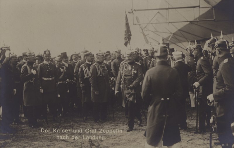 Kaiser Wilhelm II og den tyske luftskipskonstruktøren Graf Ferdinand von Zeppelin etter landingen av et av Zeppelins luftskip (s/hv-bilde) av Photographer German