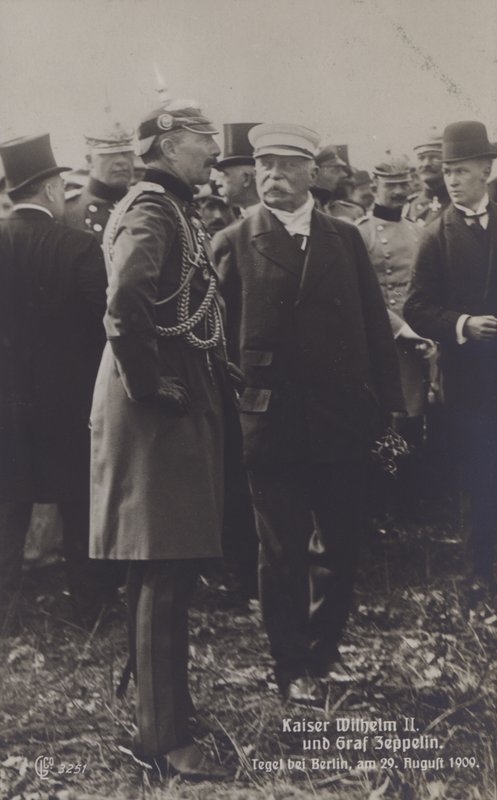 Kaiser Wilhelm II og den tyske luftskipskonstruktøren Graf Ferdinand von Zeppelin ved Tegel flyplass, Berlin, 29. august 1909 (s/hv-bilde) av Photographer German