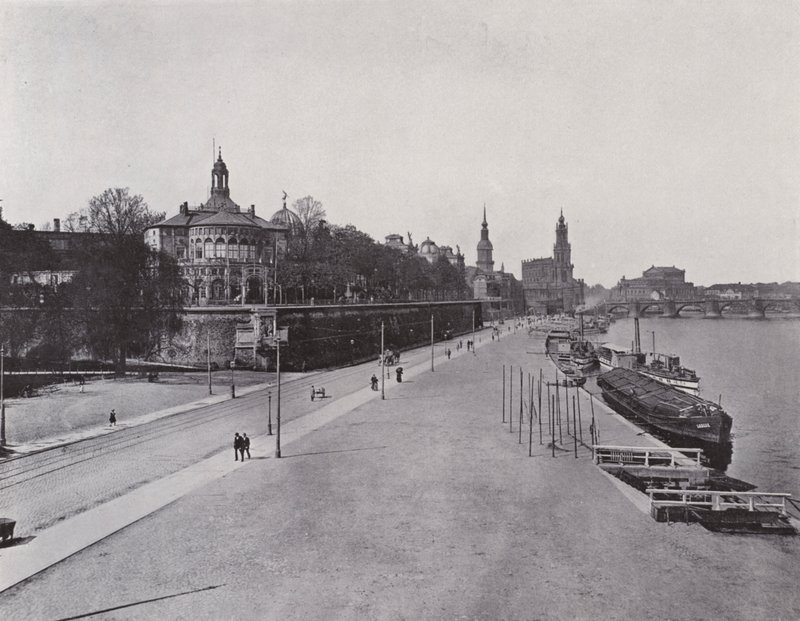Royal Belvedere og landingsplass for dampbåten (s/hvitt bilde) av Photographer German