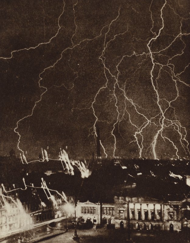 Lynet blinker over byen Leipzig, Tyskland, under et tordenvær (s/hvitt-bilde) av Photographer German
