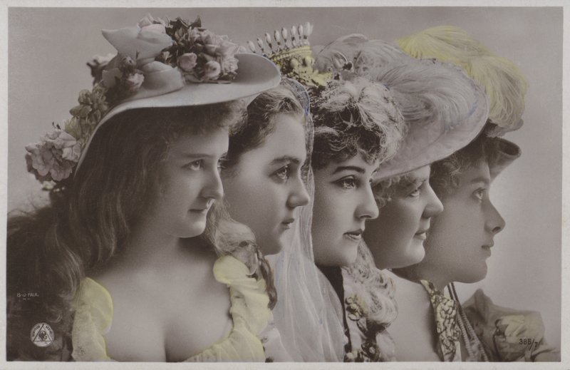 Serie av kvinner i historisk kjole (fargebilde) av Photographer German