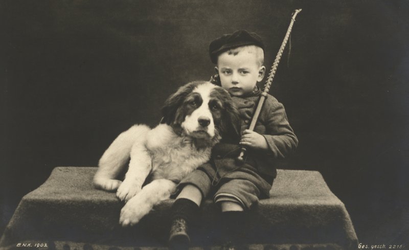 Liten gutt med hund (s/hvitt bilde) av Photographer German