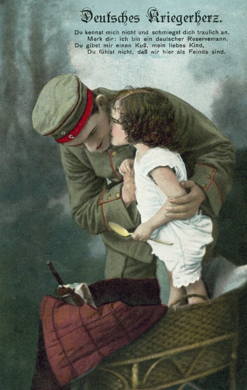 Liten jente kysser en tysk soldat (fargebilde) av Photographer German