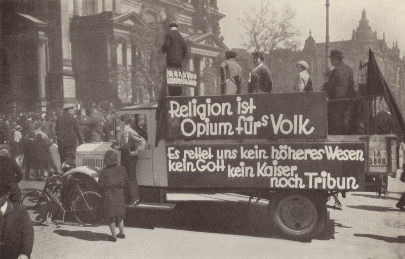 Lorry daubed med kommunistiske slagord på gatene i Berlin, Tyskland av Photographer German