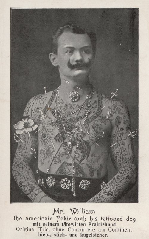 Mr William, den amerikanske fakiren med sin tatoverte hund (s/hv-bilde) av Photographer German