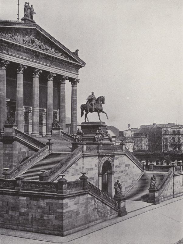 Nasjonalgalleriet og monumentet Friedrich Wilhelm IV (s/hvitt foto) av Photographer German