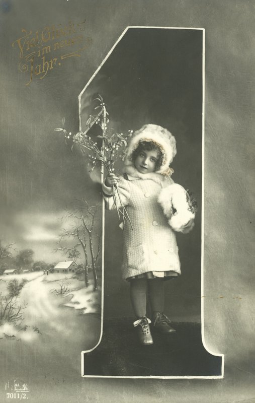 Nyttårskort med liten jente i pelshette (s/hvitt bilde) av Photographer German