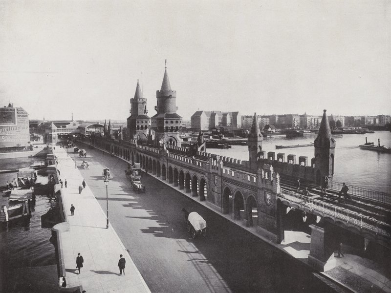Oberbaum-broen med den forhøyede jernbanen (s/hvitt-bilde) av Photographer German