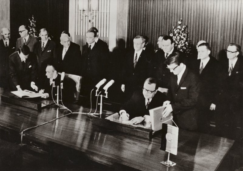Den 26. mai 1972 ble trafikktraktaten, den første statstraktaten mellom Den tyske demokratiske republikken og Forbundsrepublikken Tyskland, undertegnet i DDR-hovedstaden Berlin (s/hv-bilde) av Photographer German