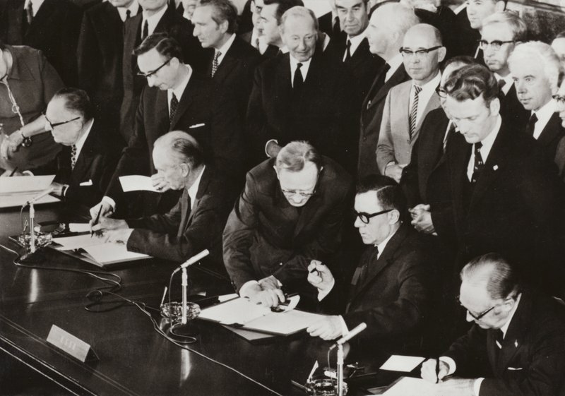 Den 3. juni 1972 undertegnet utenriksministrene fra de fire maktene den endelige protokollen til firepartsavtalen om Vest-Berlin ved bygningen som tidligere ble brukt av det allierte kontrollrådet i den amerikanske sektoren i Vest-Berlin (s/hv-bilde) av Photographer German