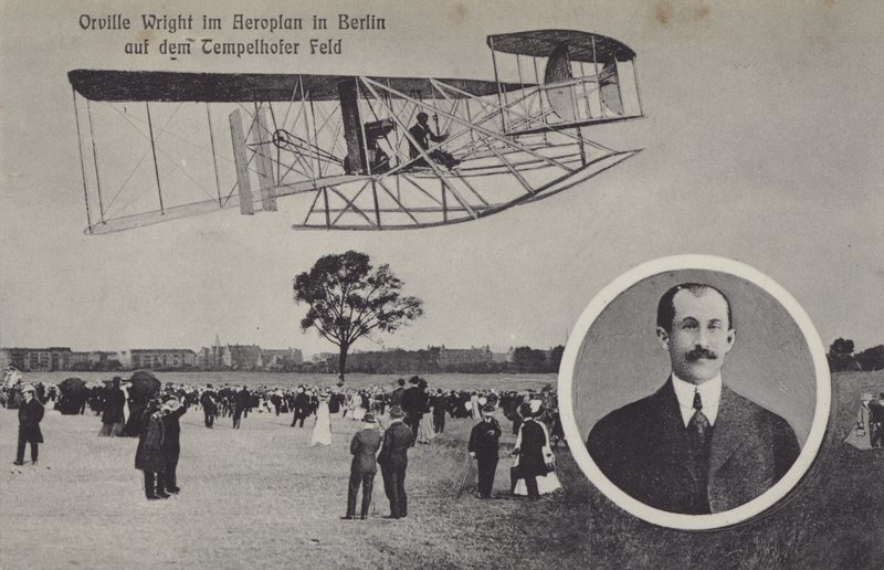 Orville Wright flyr flyet sitt over Temelhof flyplass, Berlin (s/hv-bilde) av Photographer German